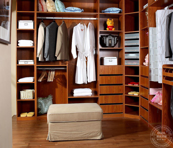  什么是步入式衣柜？家庭步入式衣柜應(yīng)如何挑選？