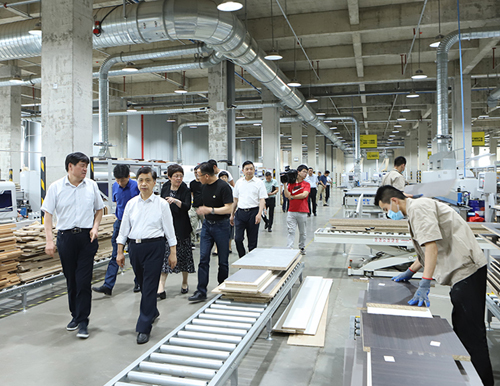  安徽省人大常委會委員、財經(jīng)工委主任張萬方一行蒞臨易高家居調(diào)研指導(dǎo)